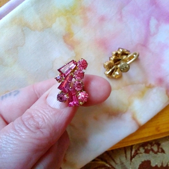 🌙1930's ArtDeco Pink CzechGlass Screwback Earrings - Picture 6 of 13